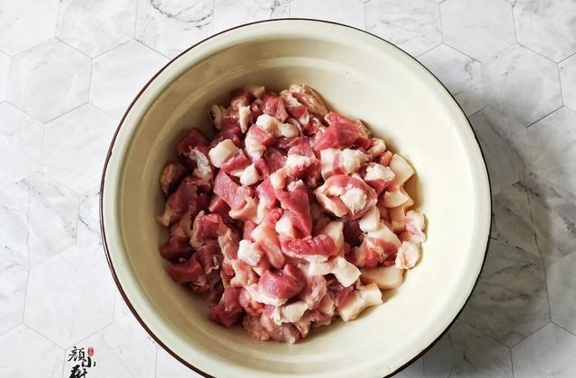 「猪肉」猪肉不要炒着吃了，换个新吃法，外焦里嫩，一次2斤不够吃，香！