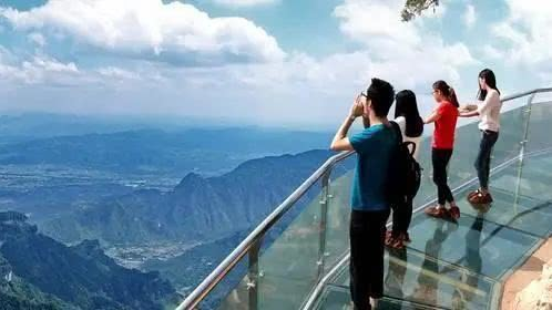 |玻璃栈道被列为整改项目，现已全国大面积禁止，到底发生什么事？