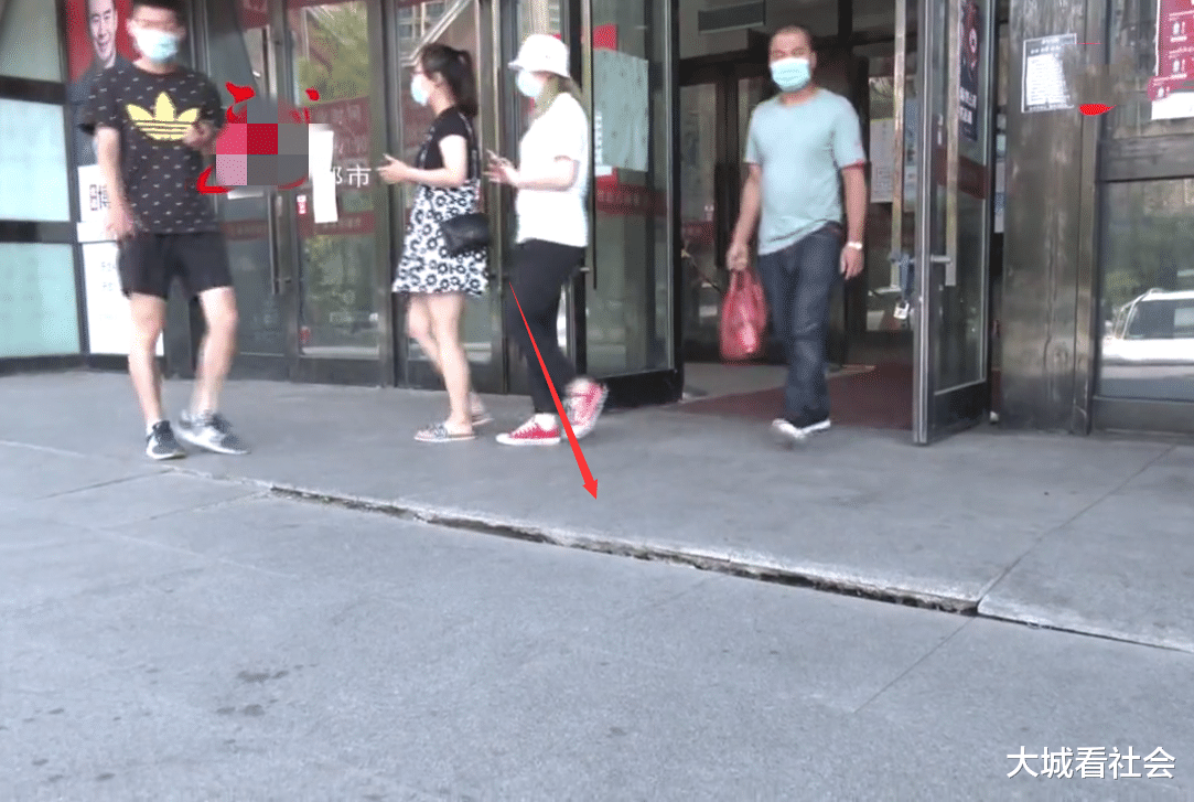 大城看社会|1楼门口地面不平，大妈出来意外摔伤，要求2楼超市给补偿