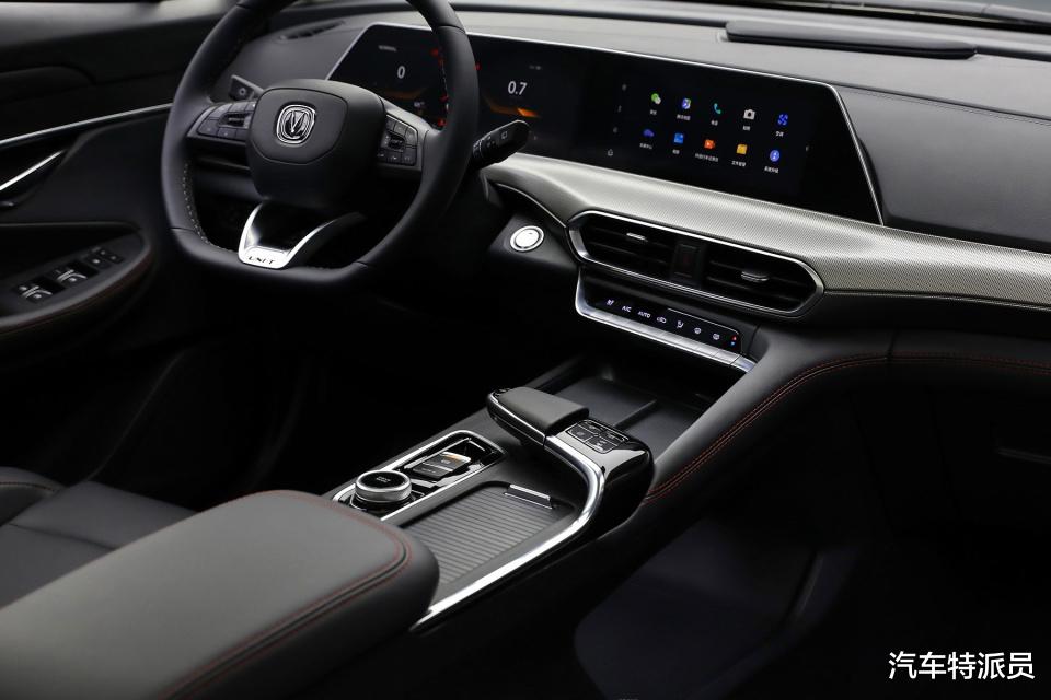 长安汽车■本想去买长安CS75 PLUS，没想到被长安UNI-T成功“截胡”