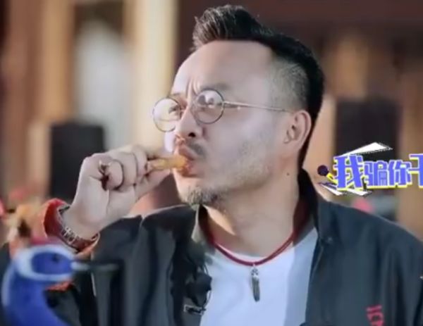 【王一博】汪涵哄王一博吃竹虫，博哥鼓起勇气尝试后，他的表情让人心疼又好笑