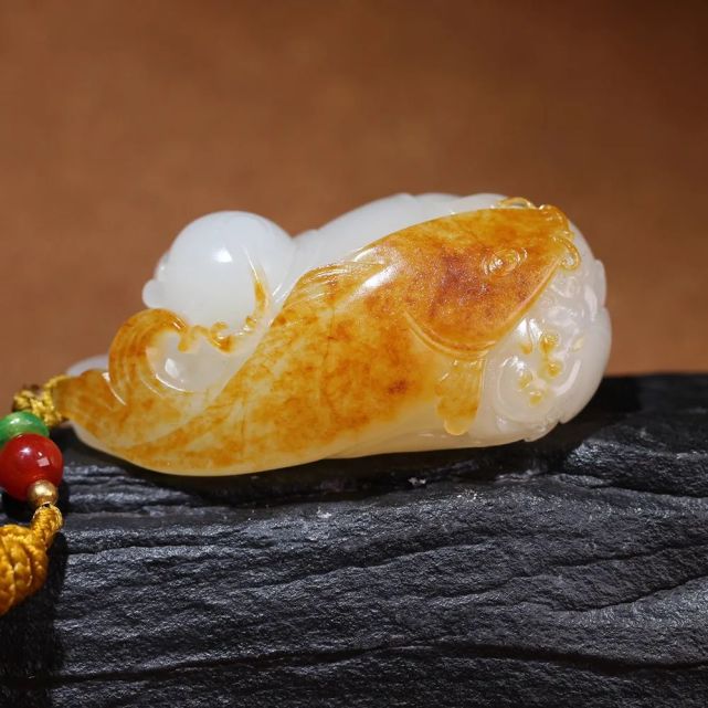 康熙通宝|玉饰良缘丨和田玉“老坑料”和“新坑料”有什么不同？