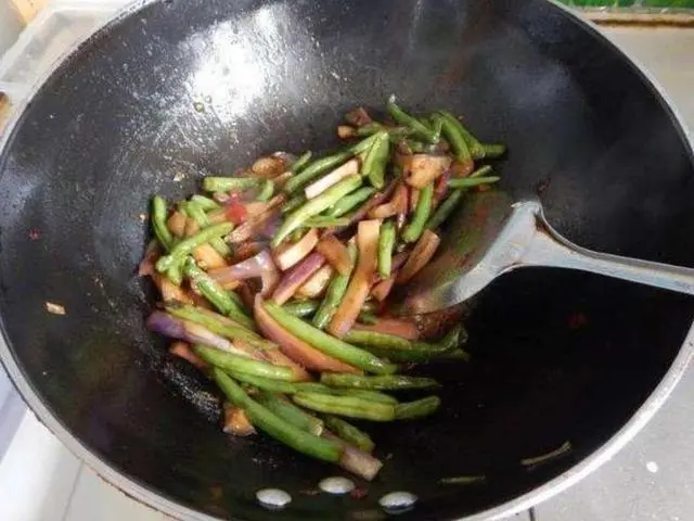 茄子：炒茄子时，不要直接下锅炒！大厨教你一招：茄子不油腻不发黑