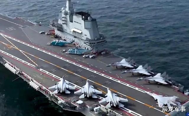 『山东舰』终于不再隐藏实力，山东舰甲板出现喜人一幕，俄罗斯20年内做不到