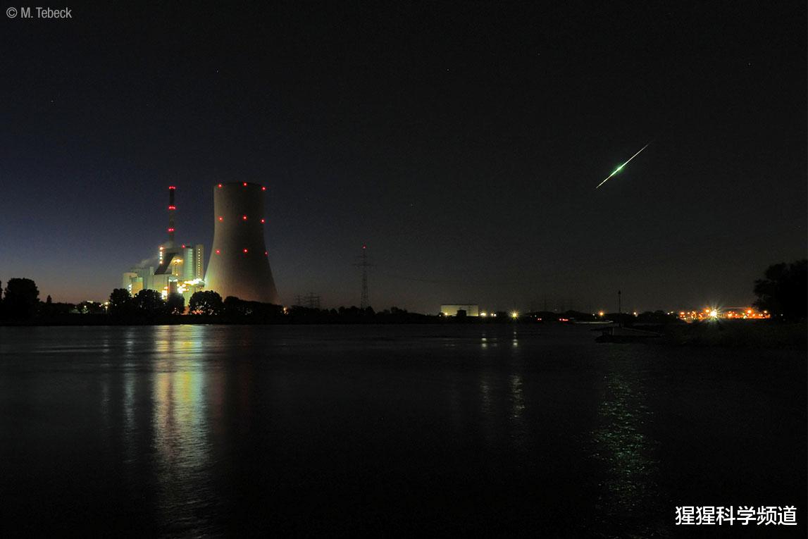 #陨石#美国一个熊熊火球从天而降，照亮天空，霍金“末日论”或是真的？