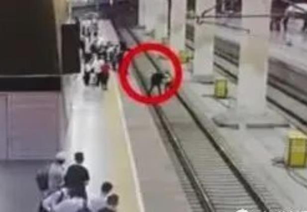 bilibili：\我现在就死给你看\！话音刚落，女子跳下铁轨，男友当场吓懵
