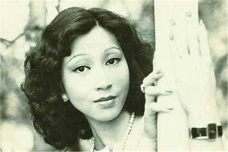 「电影」我们都被功夫中的“包租婆”骗了,生活照曝光后,网友:仙气十足