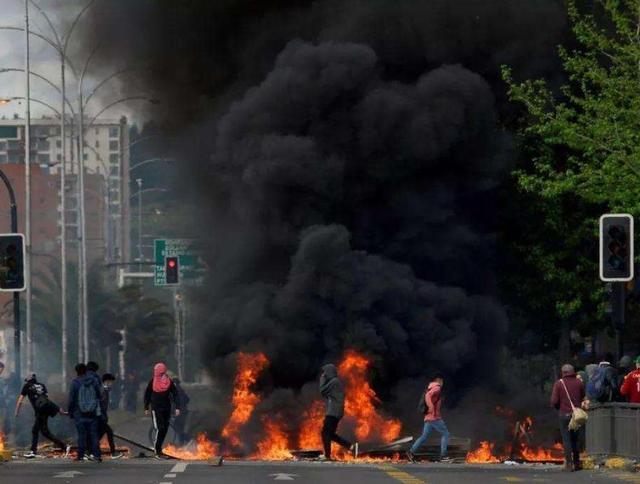 智利首都突然失控！大批示威者毆打警察，縱火焚燒教堂等建築物-圖3