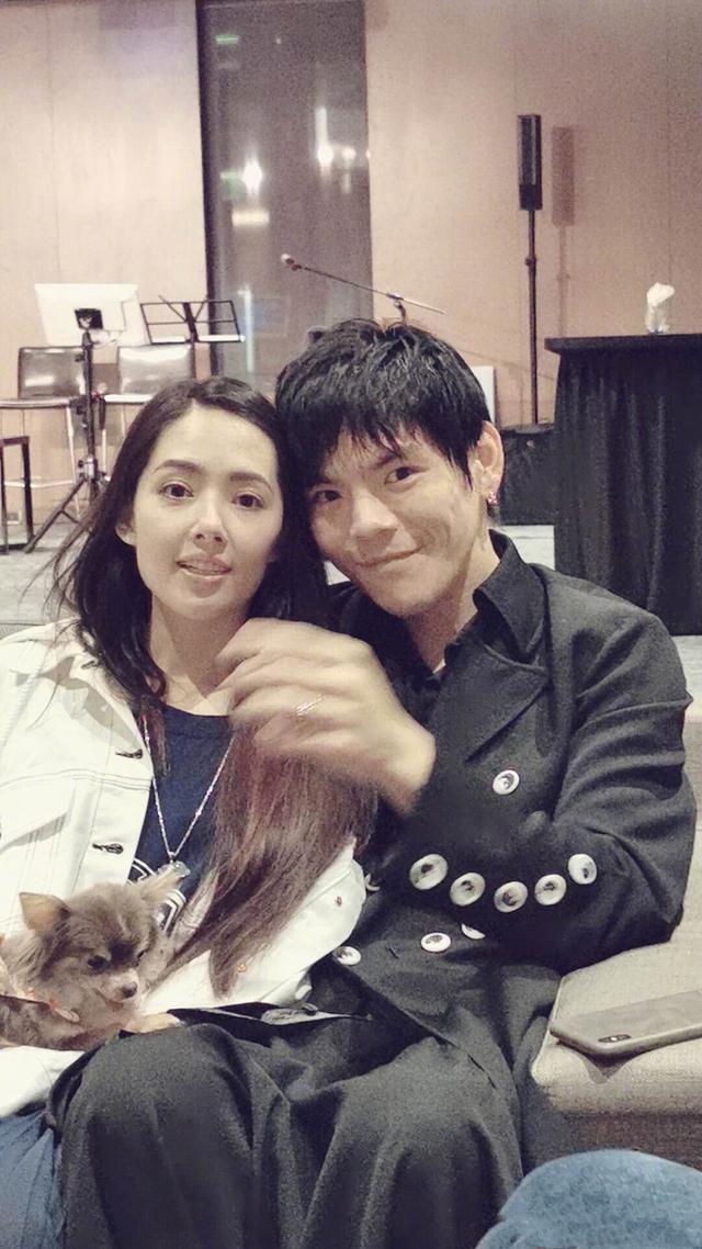 【郭碧婷】向太晒郭碧婷孕肚照！拍照特意用围巾遮肚子，向佐穿裙子意外好看