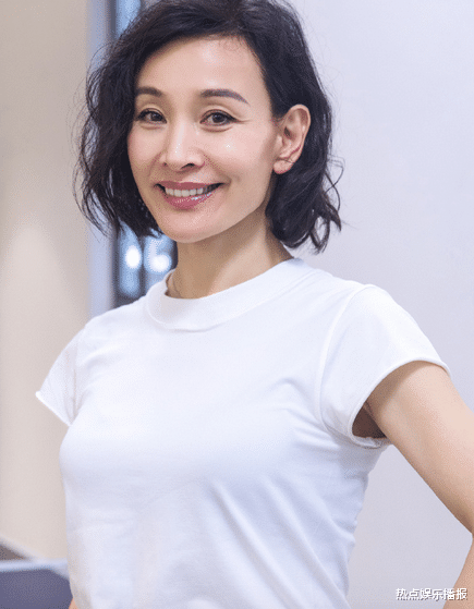 中国国籍|宁愿放弃中国国籍，也要去美国端盘子的女明星，如今回到中国想捧红女儿