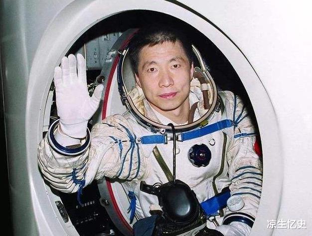 杨利伟|杨利伟进入太空听见敲窗声，17年后谜底揭开，幸运捡回一条命