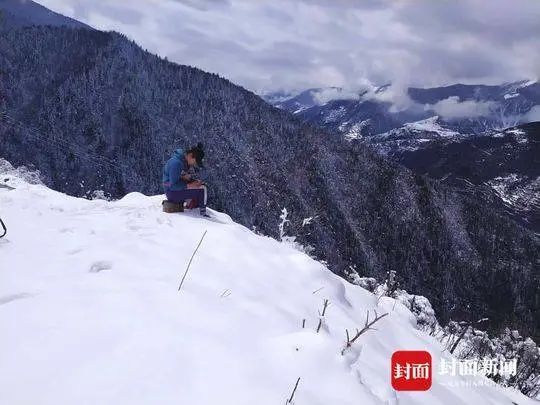 「合肥」四川女大学生风雪中僵坐2小时，3800米高山上找信号上网课