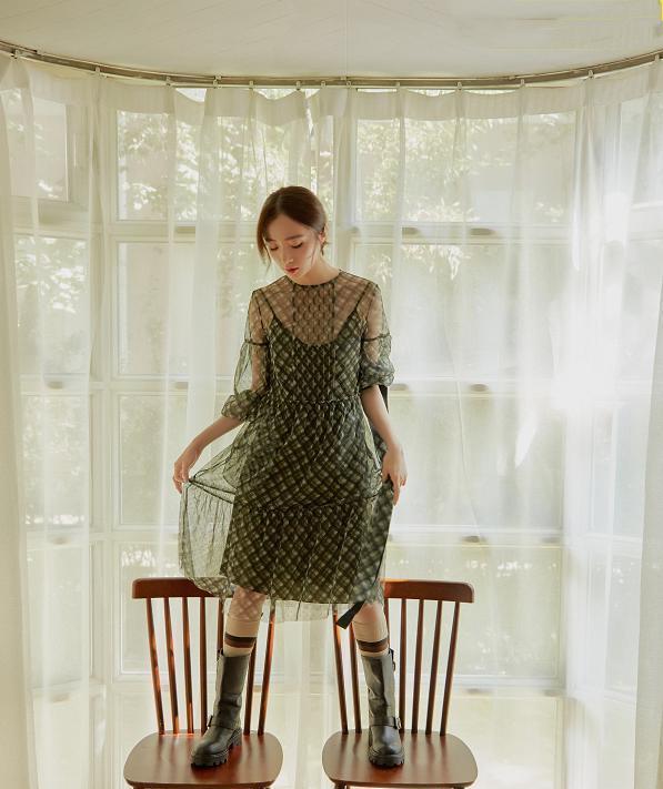 钻石|佩服28岁胡冰卿！为了秀出奶棒腿，就穿上镶满“钻石”的袜子