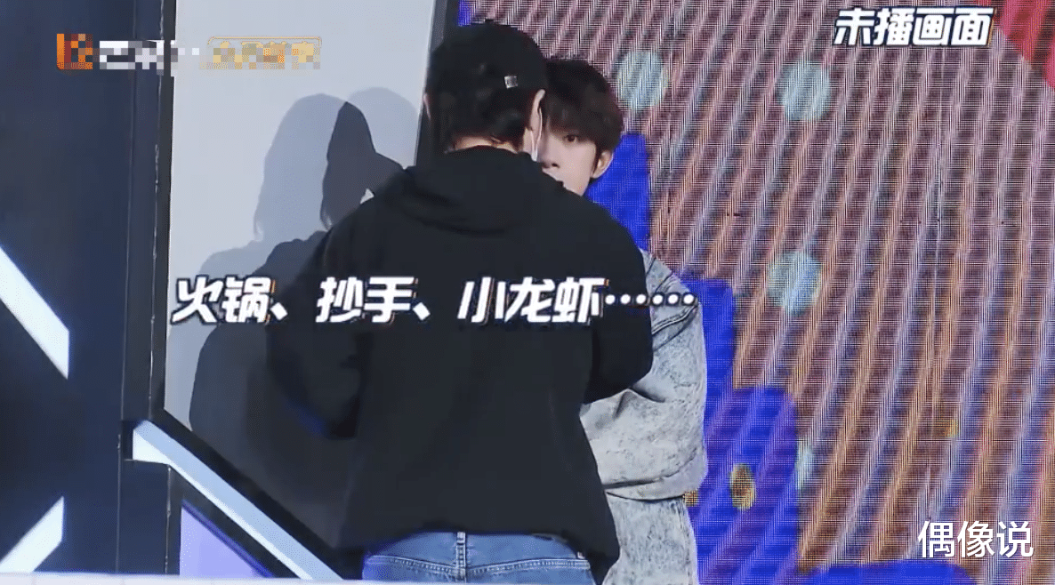 易烊千玺：易烊千玺直播给女生化妆？眼妆有些草率，但涂口红的技巧不输女生