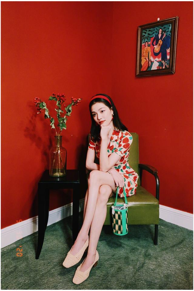 #复古#钟楚曦演绎复古港风，红发带配红色印花连衣裙，明媚优雅很有魅力
