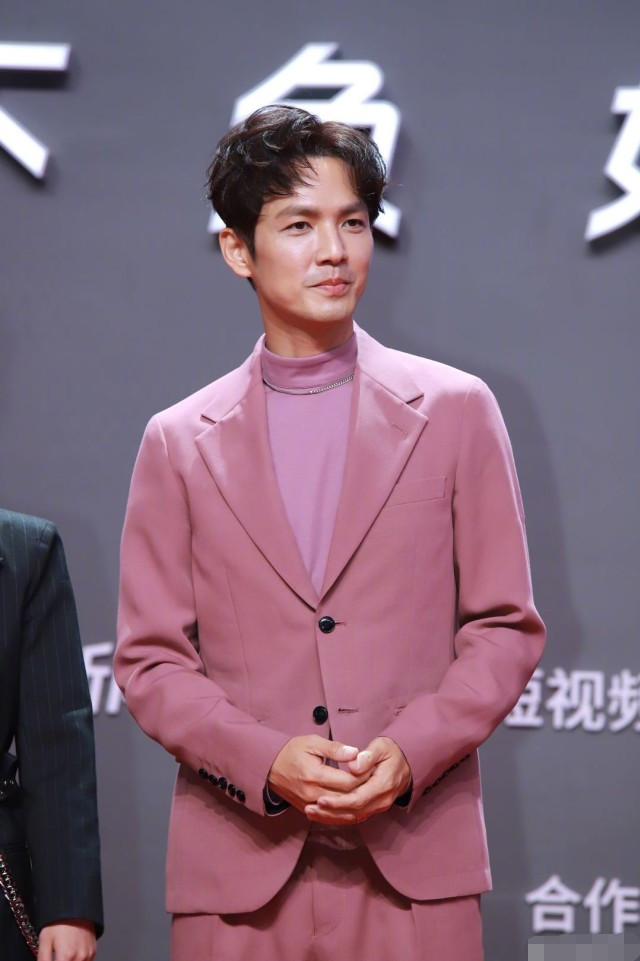 唐嫣|红毯竞艳，唐嫣复出肢体语言僵硬，乔欣跟张嘉倪的礼服一言难尽