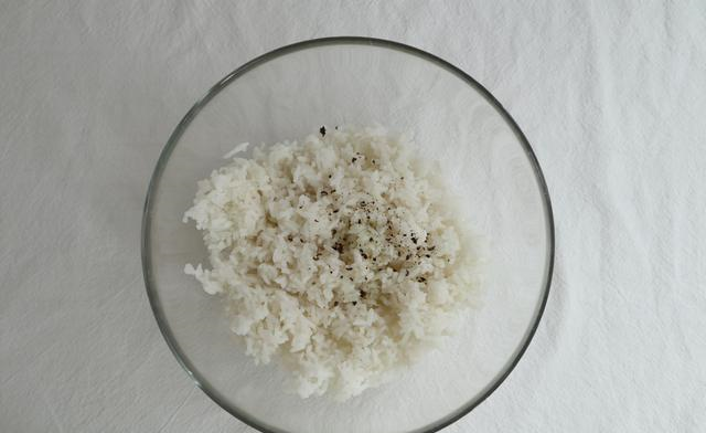 米饭|消耗剩余米饭，捏成团，加芝士烤几分钟，出炉香喷喷，好吃不够分