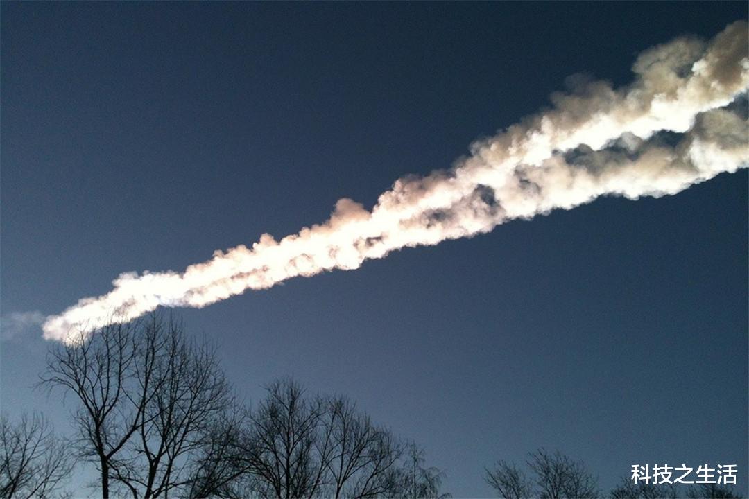 陨石|外星人在保护人类？俄罗斯上空划过一颗陨石，被不明飞行物击碎！