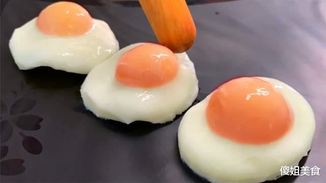 鸡蛋|煮荷包蛋，水开下锅是不对的！学会这个技巧，鸡蛋完整嫩滑不粘锅