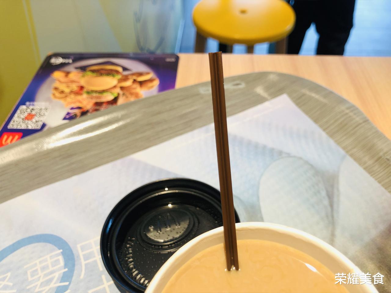 咖啡|喝咖啡，杯子里的管子到底是吸管还是搅拌棒？不懂就尴尬了