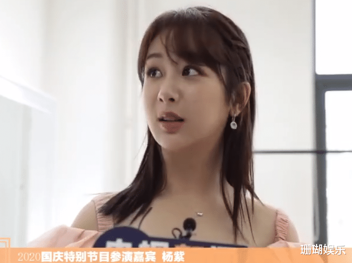 杨紫|杨紫受邀央视采访，原相机直接对准她，27岁长相一目了然