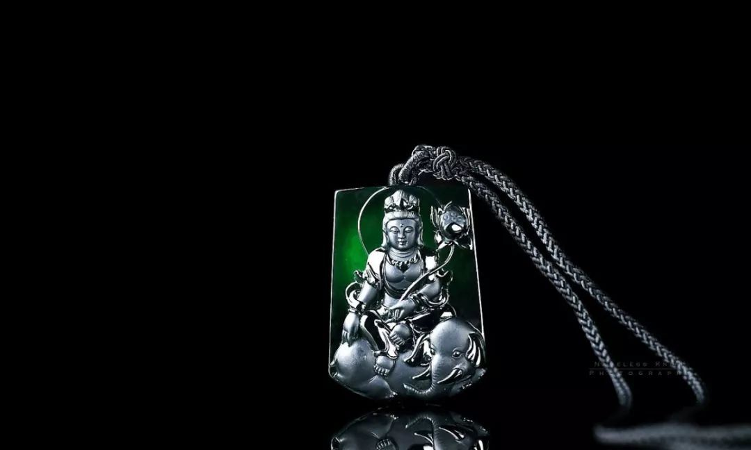 「翡翠」花三万六从老缅手上买下的蒙头料原石,意外切出7只罕见墨翠手镯