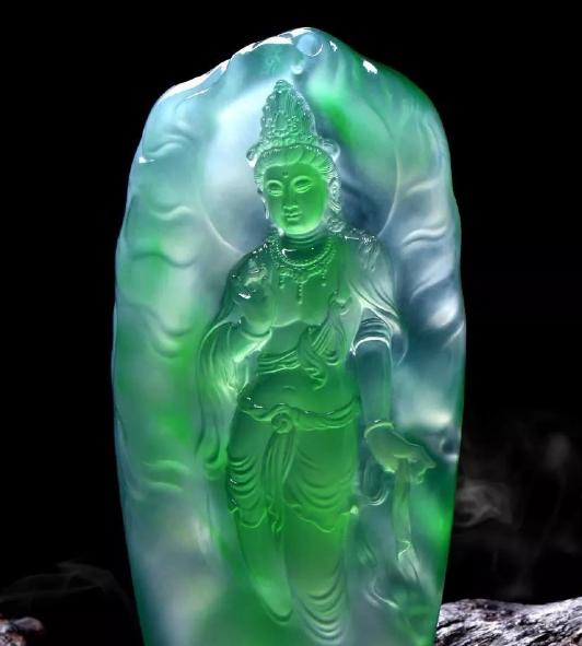 |连玉雕大师都想不到的带色翡翠片料，起货后如此让人爱不惜手