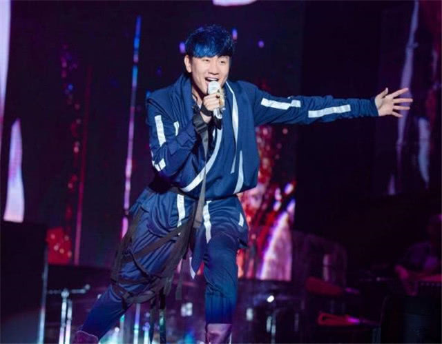 『许嵩』平时像个“过气”歌手，一开演唱会却座无虚席，票都抢不到