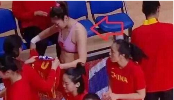 「中国女篮」真大胆！中国女篮李梦场边当众换衣服，网友：太豪放了吧？