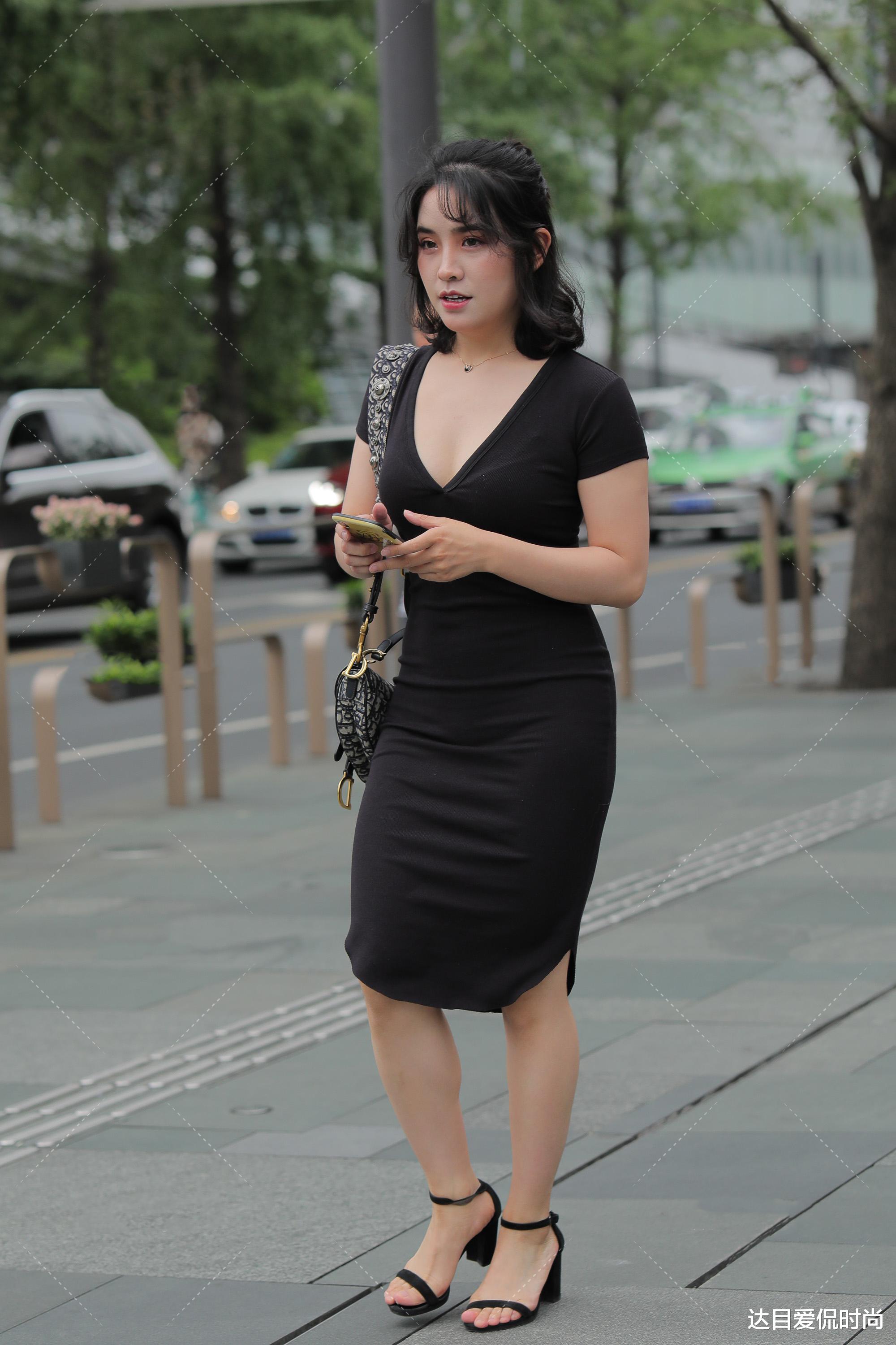 穿衣搭配▲瘦小女孩穿搭高级职场风，V字领搭配黑色系风格，意外秀出洒脱的高级感