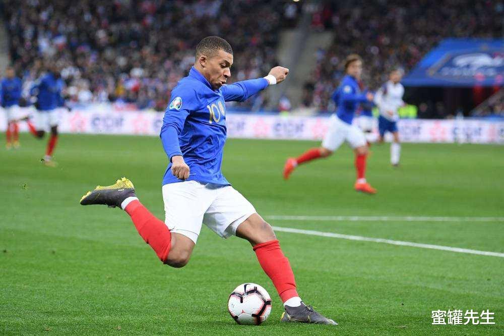 「C罗」世界足坛前三的球员都是谁？C罗落选，榜首当之无愧