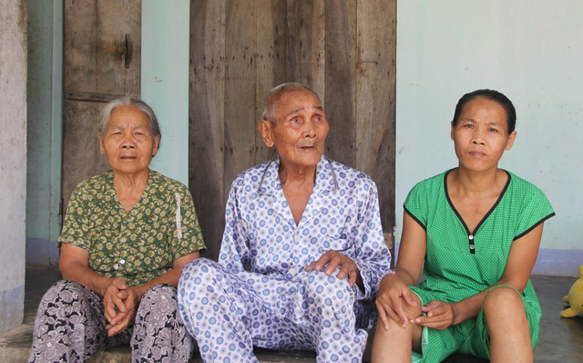 睹图|女子接连被两任丈夫抛弃又患上重病，如今只好将3个娃送到寺院里