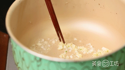 西兰花：西兰花新吃法，10分钟搞定2道减脂菜，越吃越瘦