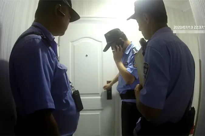 杭州日报|深夜,杭州姑娘叫了份外卖想试试男友,结果警察来了!网友:走过最远的路竟是女朋友的套路…