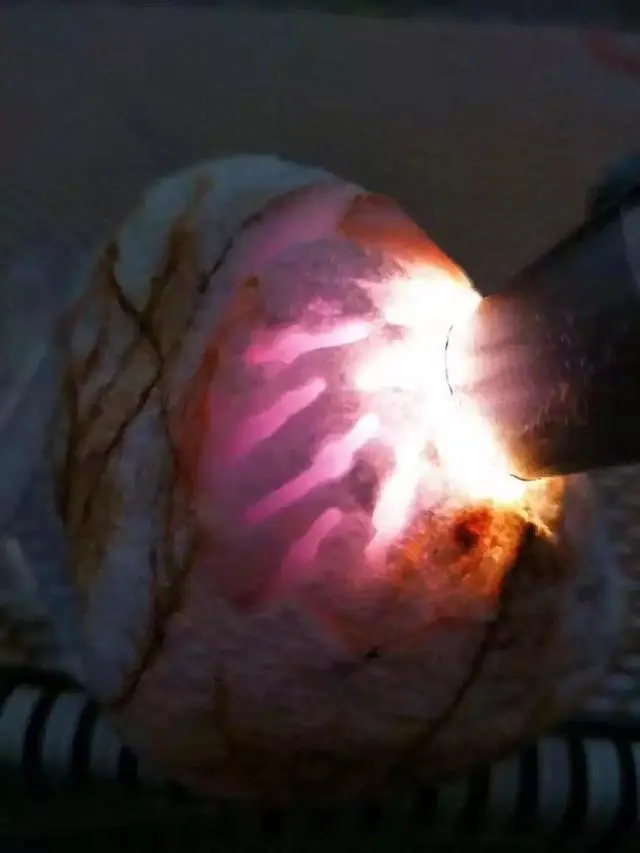 [翡翠]惊奇！小伙硬着头皮买了一块满身裂纹的赌石，一刀下切，价值暴涨！