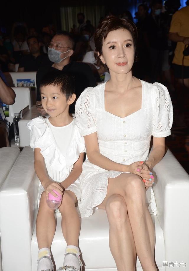 穿衣搭配|金巧巧这是要干嘛？自己留长发却给女儿剃寸头，穿裙子也像小男孩