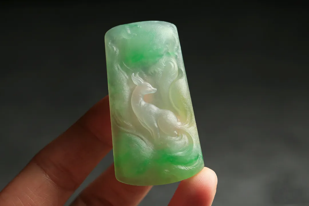 翡翠▲冰飘阳绿的精品翡翠片料，俏色巧雕九尾狐，意境十足！