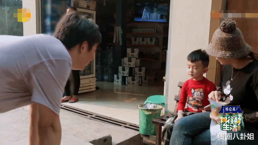 『黄磊』黄磊跑步路过小卖部，节目组为了广告植入，让他跪着跟小朋友聊天