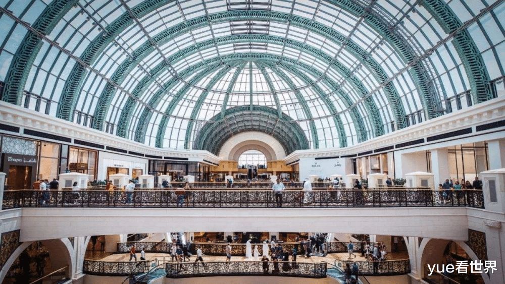 迪拜▲世界最繁华的购物中心，占地面积全球第一，相当于200个足球场