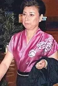 郭晶晶|郭晶晶妈妈是隐形美女!和亲家母同框,一头银发真抢镜