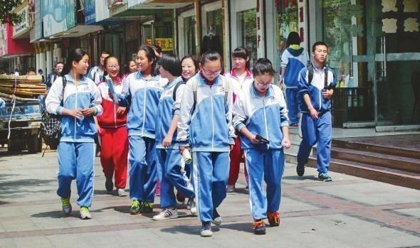 |为何学生都穿着校服，老师还能知道其“家境”如何？3点掩盖不住
