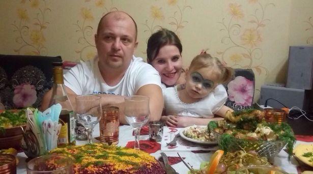 英国英鸟|2岁宝宝不会用便盆地上方便，遭继父重击60次咽气，头肿如气球