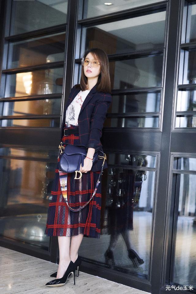 鹿晗▲霍建华快来管管你老婆！林心如\真空\穿深V裙，怕走光还要用手遮