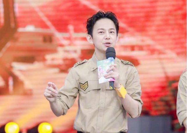 何炅|正当红跟公司闹矛盾，复出后上跑男被无视，后被何炅救了一把