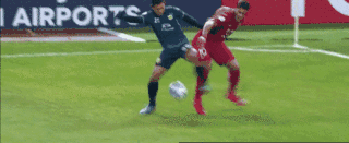 为何C罗很强壮却一碰就倒?这体现了他的专业!