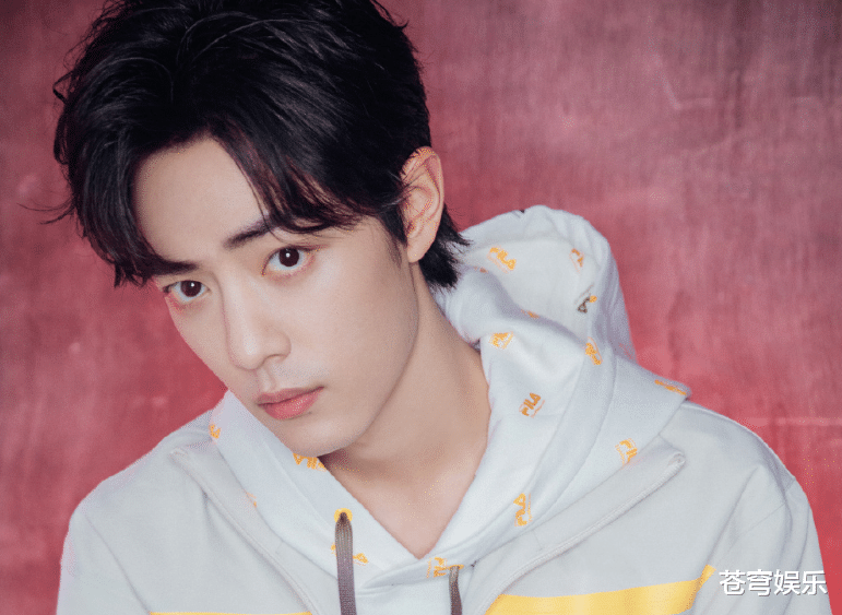 「何炅」何老师陷入被骂风波，《向往》节目组没澄清，肖战却忍不住发声！