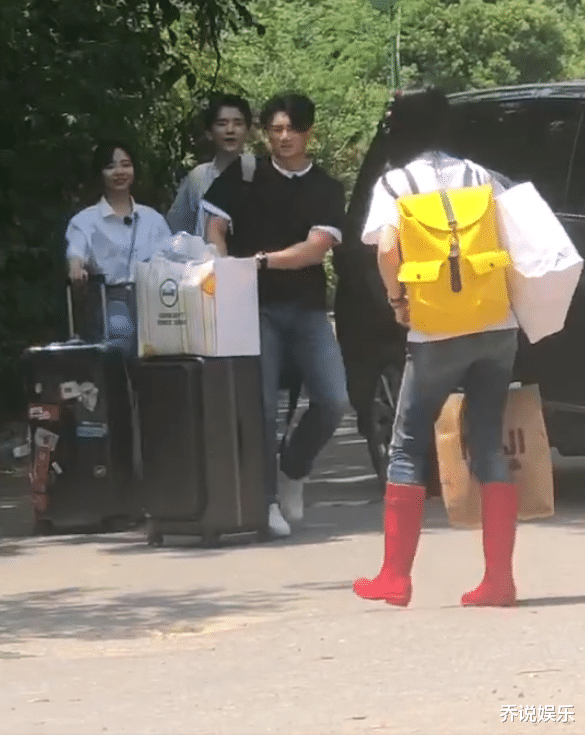 郑爽：张新成和谭松韵同行，眼睛“紧盯”郑爽，看出原因粉丝：大成子也是凡人