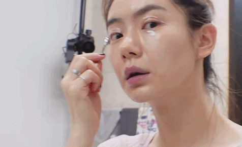 眼霜|建议女生：使用眼霜时要避开这三个“误区”！免得效果不佳还伤眼