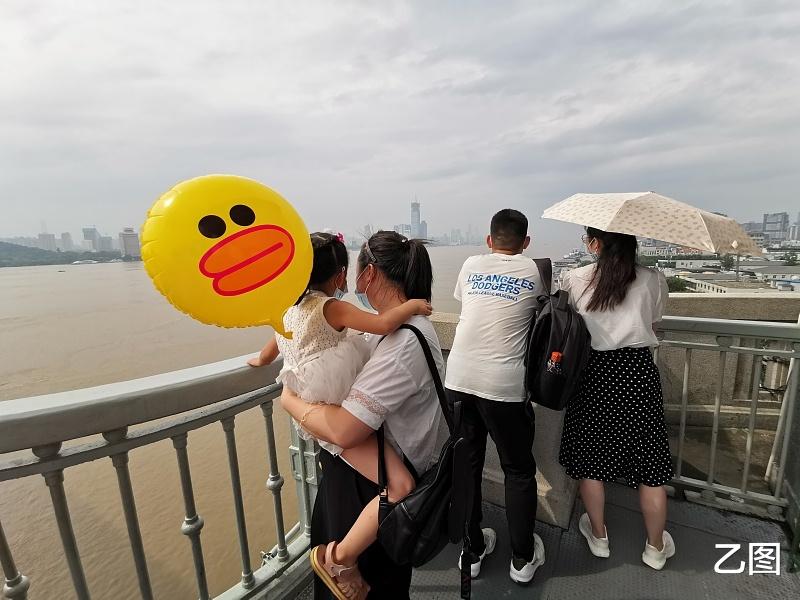 武汉|长江中下游多地水位破纪录，武汉市民聚集长江边看水情