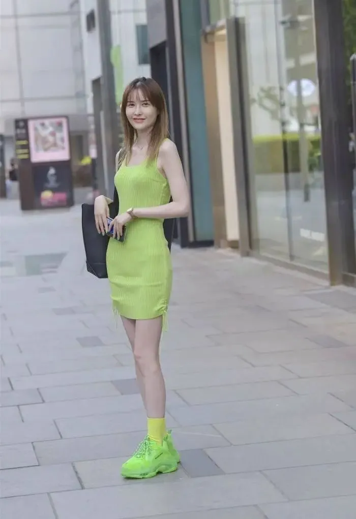 穿衣搭配|全身浅绿色的服饰搭配不是谁都能驾驭,尤其肩膀上的彩纹添色不少